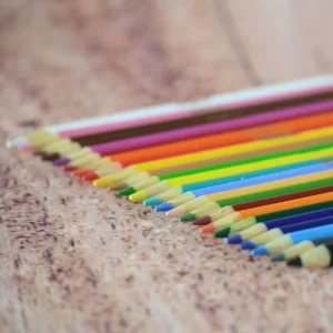 24 crayons de couleur en bois taillés de marque Crayola