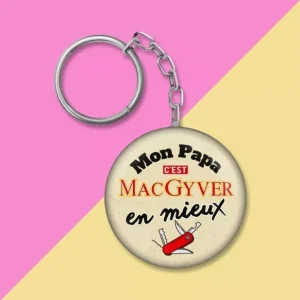 3889787-47df8e6a288bbd.webp Porte-clés – Mon Papa c’est MacGyver en mieux !