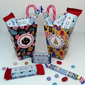 Box_bonbons_chocolats_Noel_idee_cadeau_atsem_maitresse_papi_et_mamie_a_imprimer_smarties_kitkat_carambars.jpgv1545051655 PACK CHOCOLATS - Noël