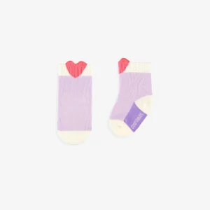 Chaussettes mauves avec cœur, naissance