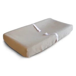 PaleTaupe_ChangingPadCover_Front_Clips_3000px_1284x_26ea9a37-fbd6-42a1-932a-af424f9dd2c7.webpv1652579452 Drap pour Matelas à Langer en Mousseline - Pale Taupe