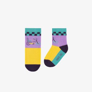 S25B9106B-100_F2_d2dc25cd-fbd7-4ba0-b4f9-29c4911b1458.jpgv1748007361 Chaussettes jaunes, mauves et turquoise avec une bicyclette, bébé