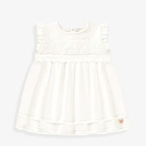 S25B9804B_F3_ecfc9b55-d21a-48cf-aa1c-d1324e8bcaf7.jpgv1748007388 Robe blanche en tricot avec détails ajourés de fleurs, bébé